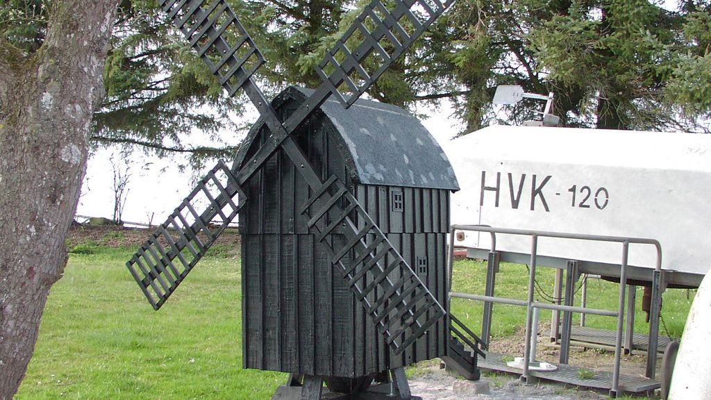 Model af stubmølle, bagved en nacelle fra vindmølle 1980'erne