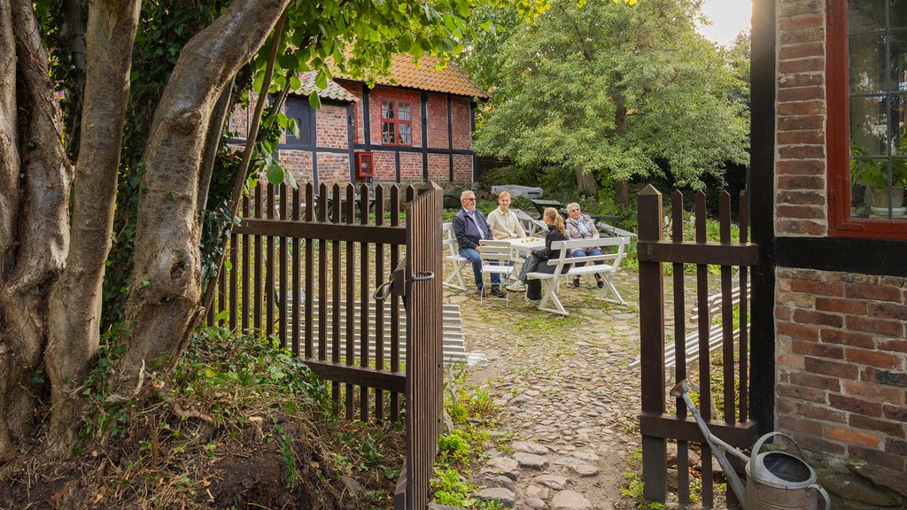 I den idylliske have kan du nyde en kop kaffe eller te.