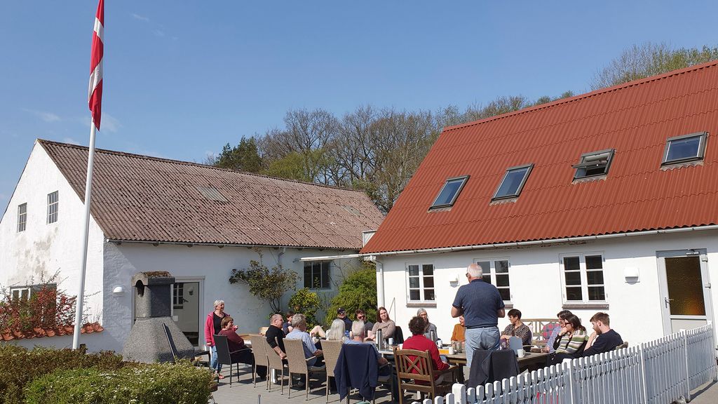 Gårdspladsen en lun forårsdag