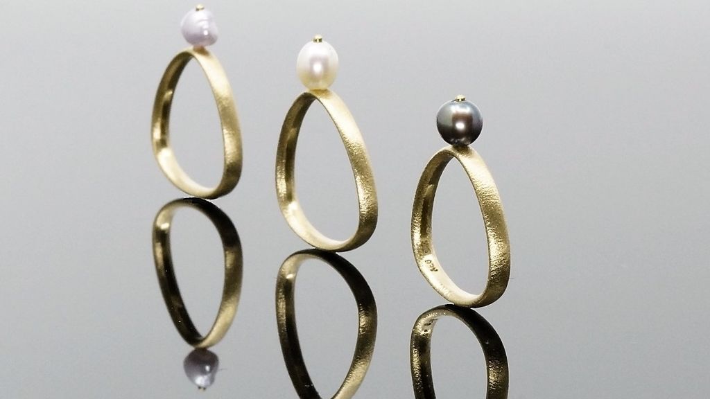 Divaringe i 14 karatguld med saltvandsperler
