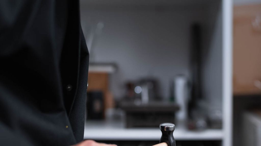 Guldsmed Anders E. Arbejde på værkstedet.