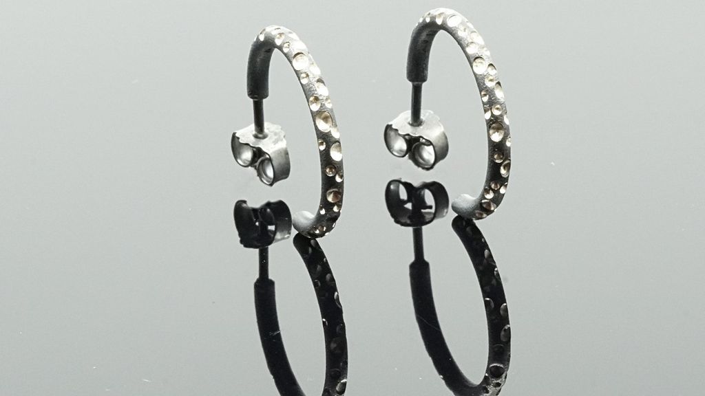 Cosmos Øreringe 20 mm Sort oxyderet 925 sølv.
