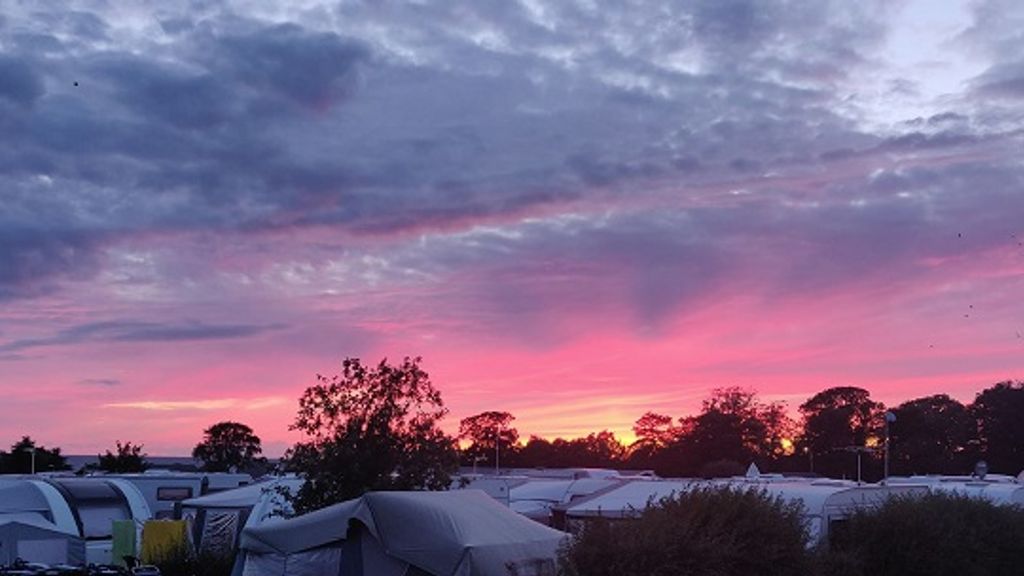 Smuk solnedgang over pladsen