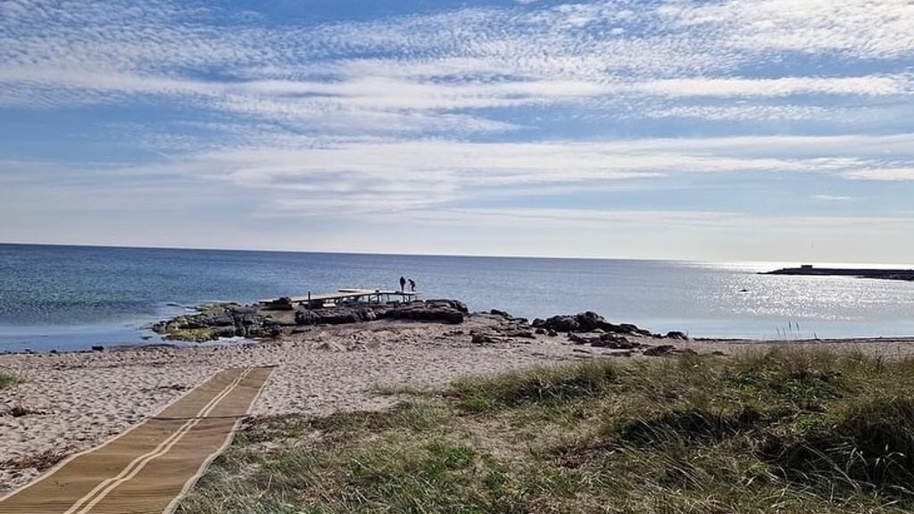 Sandvig strand, som ligger 4 min. gågang fra hotellet