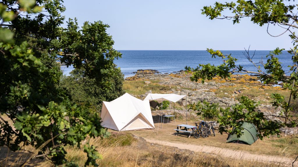 Hullehavn og telt ved havet