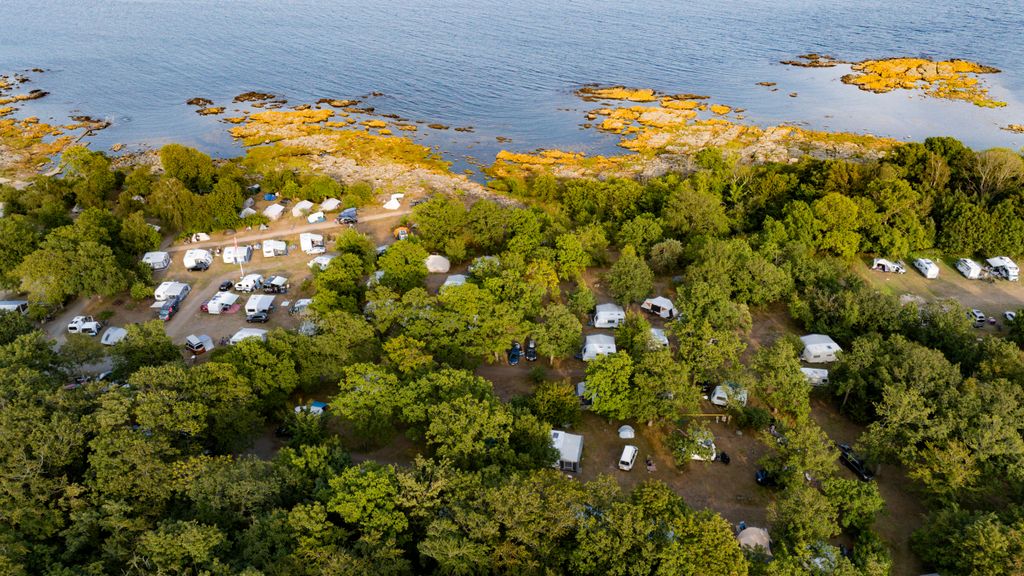 Hullehavn Camping mellem træer og klipper og havet