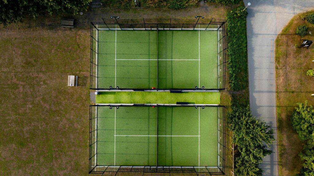 Hullehavn med padelbaner og fodboldbaner