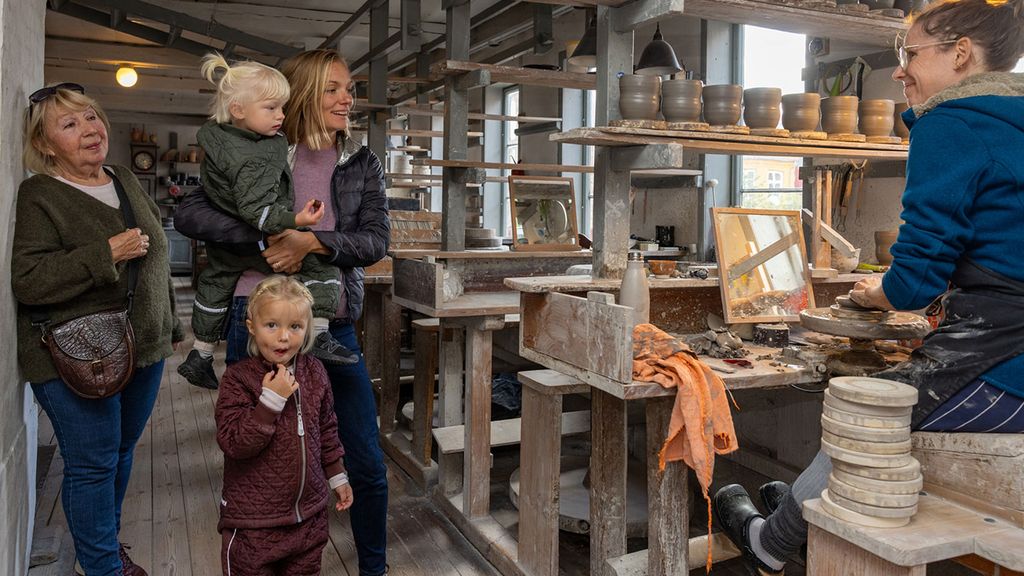 Du kommer gennem værksteder, hvor du fornemmer, hvordan historien har foldet sig ud gennem flere generationer