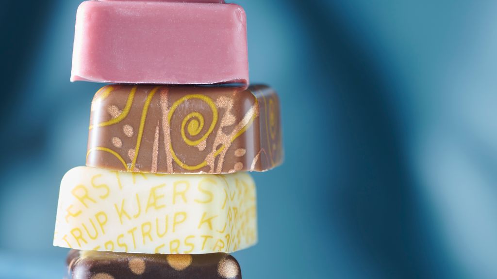 Dessertstykker med forskelligt fyld som karamel, orange, irsk kaffe og lakridscreme