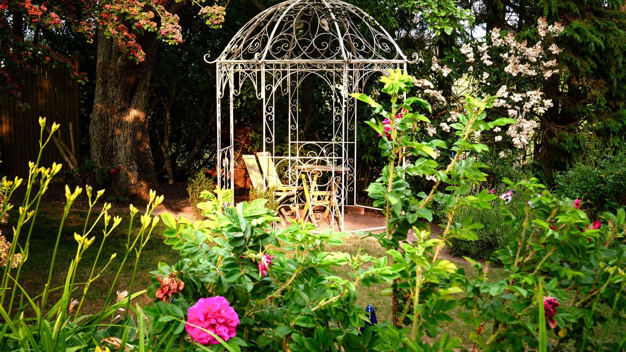 Blomsterpark med mange hyggelige rum  Kræmmerhuset