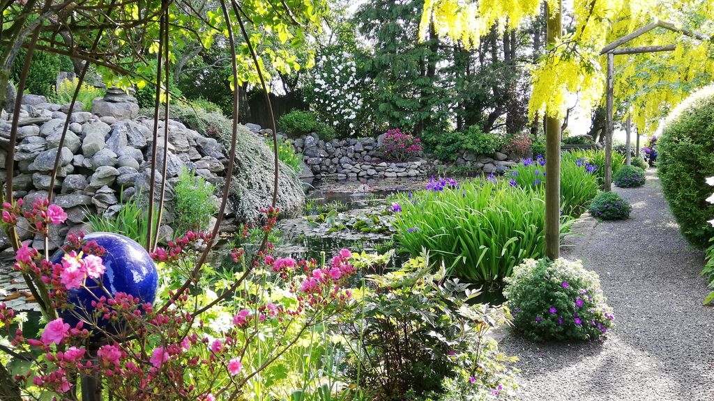 Forårsblomstring i maj ved søen Kræmmerhuset Blomsterpark