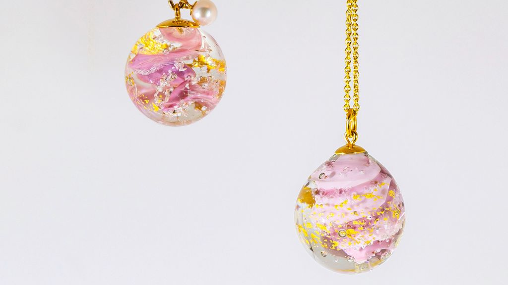 Bornholmerperlen med bladguld og lyserød