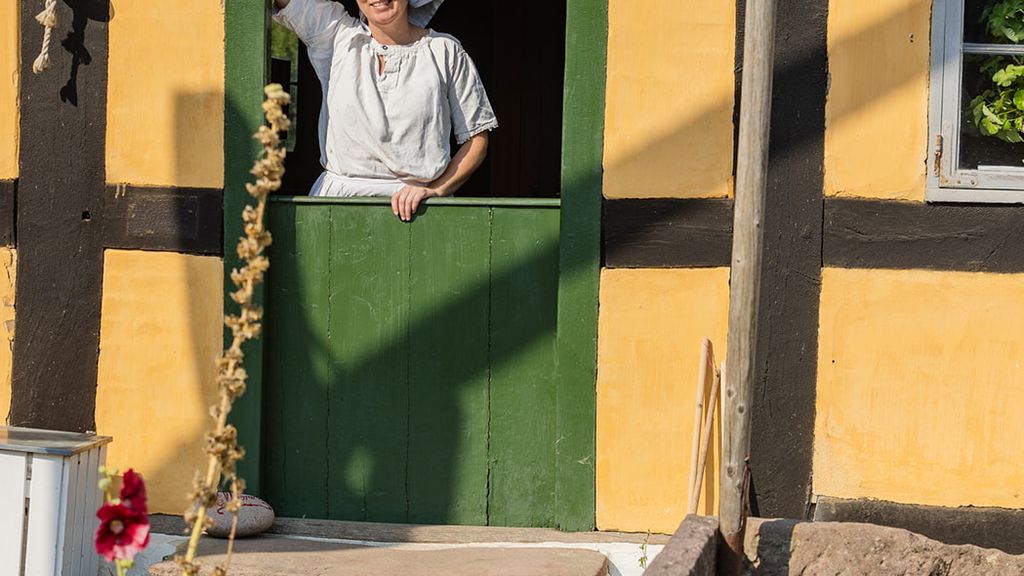 Pajan hilser i stalddøren