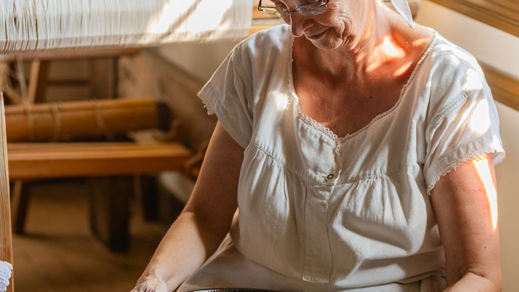 Vi byder også indenfor i stuehuset, hvor der runkes sennep og bages brød