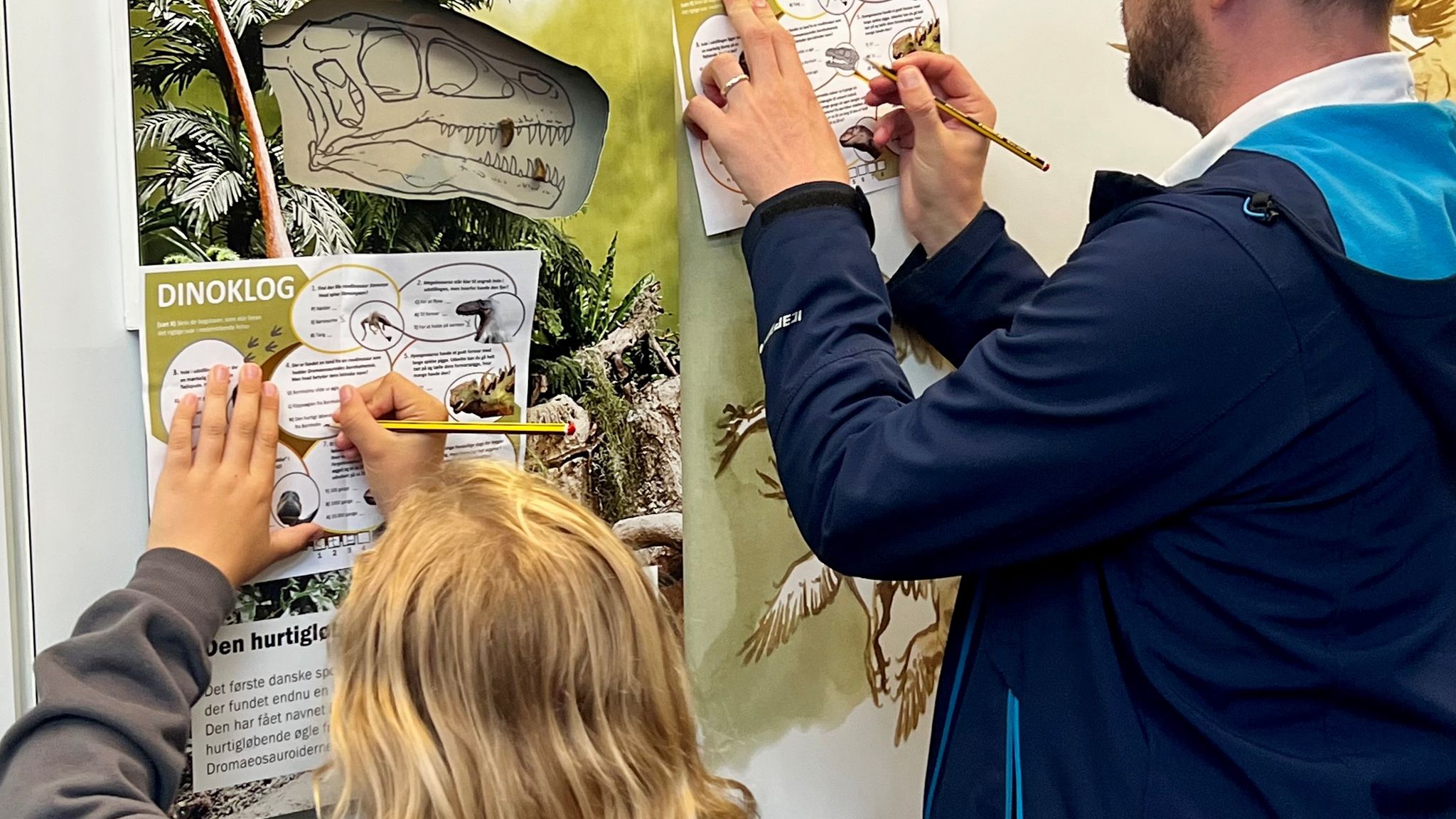 Far og datter løser quiz