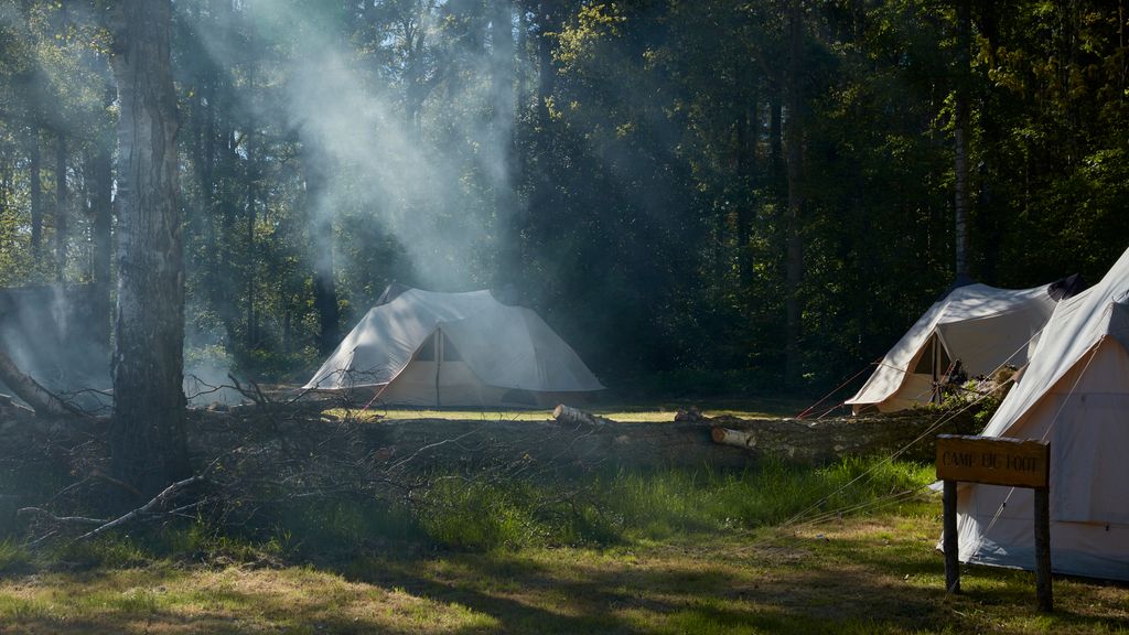 Glampingtelte i morgenstemning