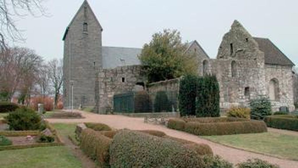 Østermarie KIrke og kirkeruin