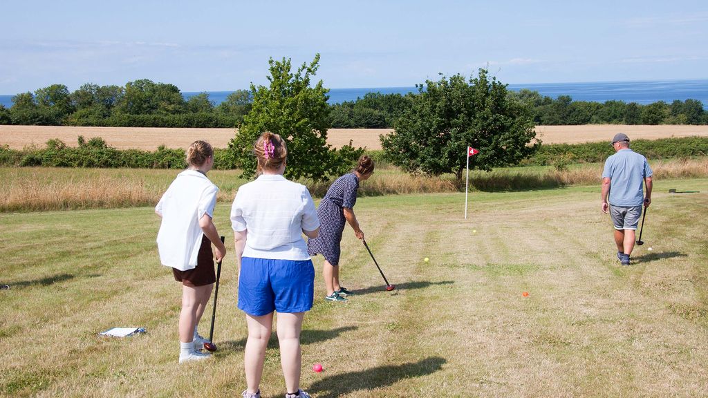 Familiegolf og Kunst med arbejdende Kunstner, Jannice Kinnear. Samt Parkgolf, Fodboldgolf, Minigolf, Swingolf.