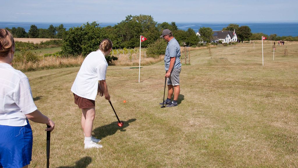 Familiegolf og Kunst med arbejdende Kunstner, Jannice Kinnear. Samt Parkgolf, Fodboldgolf, Minigolf, Swingolf.