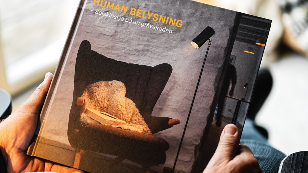 Human Belysning, Bog