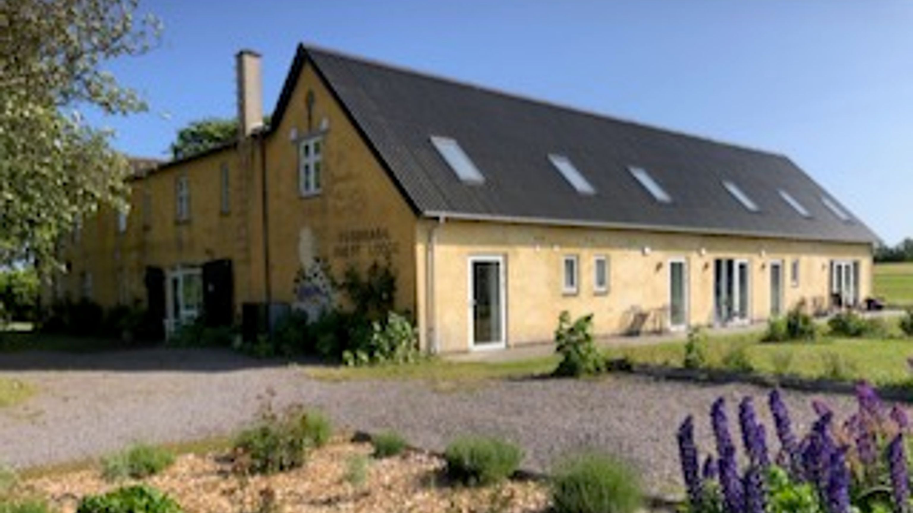 Front view Guest Lodge