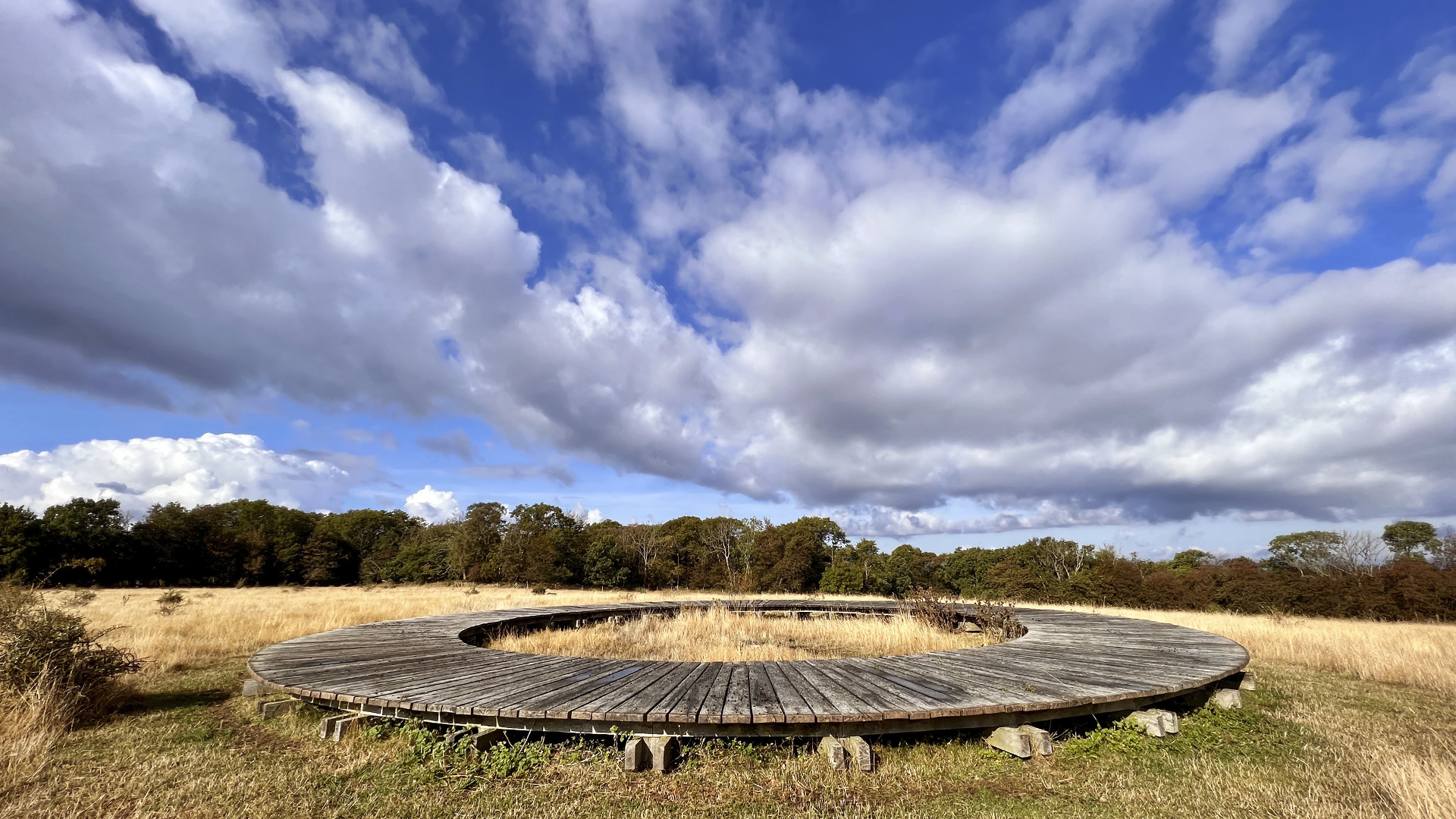 Cirkelstien unter dem wunderschönen blauen Himmel