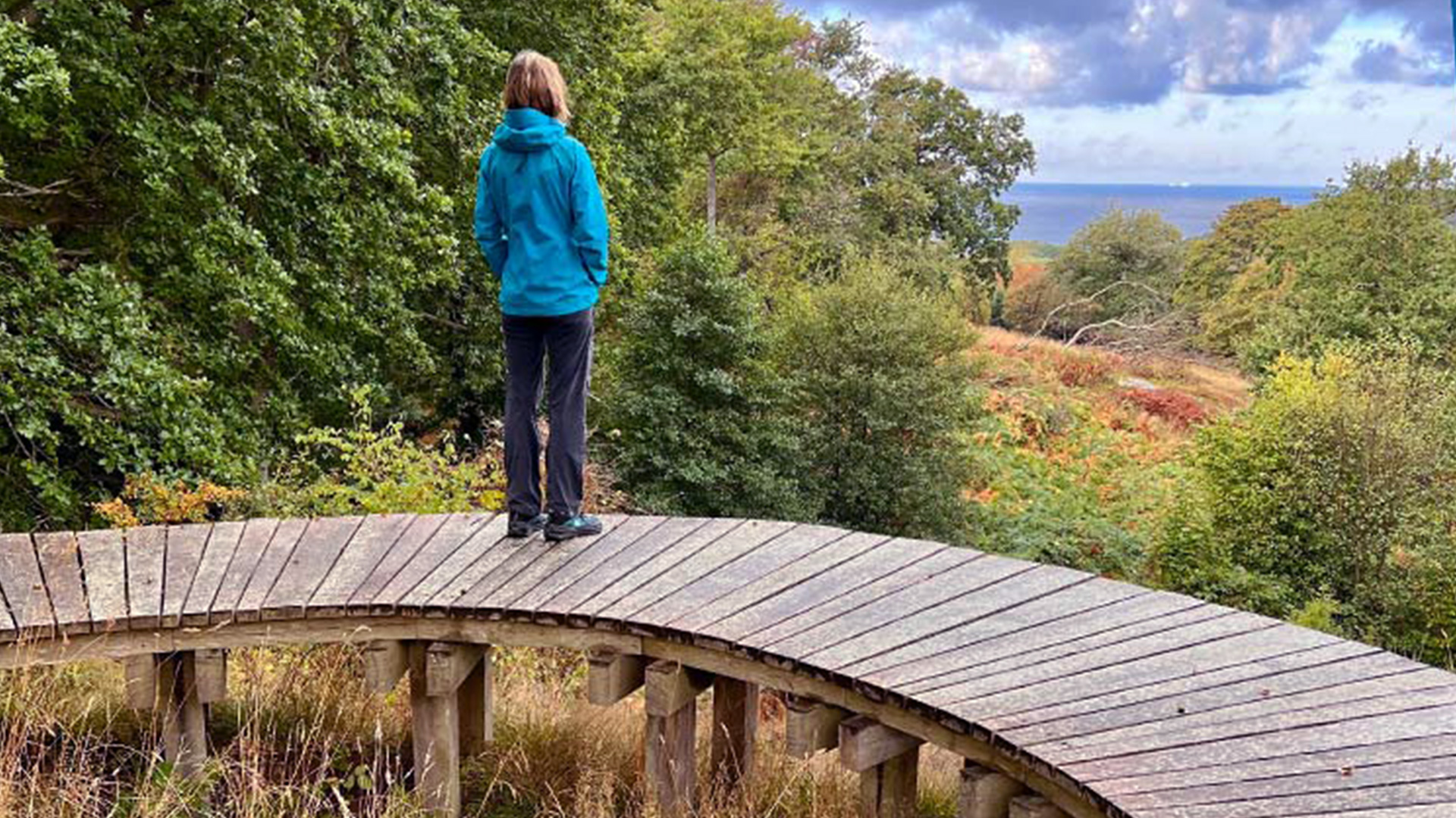 Frau auf kreisförmigem Gehweg