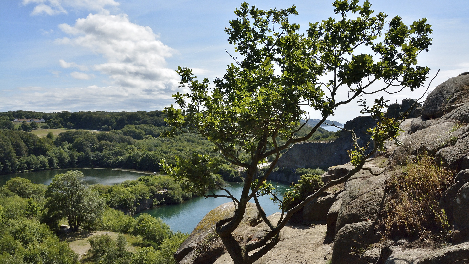 Udsigtspunkt på ruten ud over Opalsøen