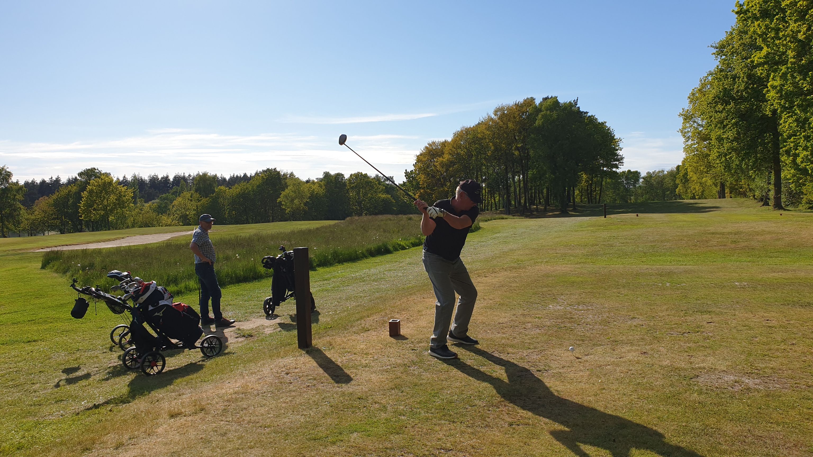 Teeoff på hul 7. Skal undgå træerne i både højre og venstre side ...