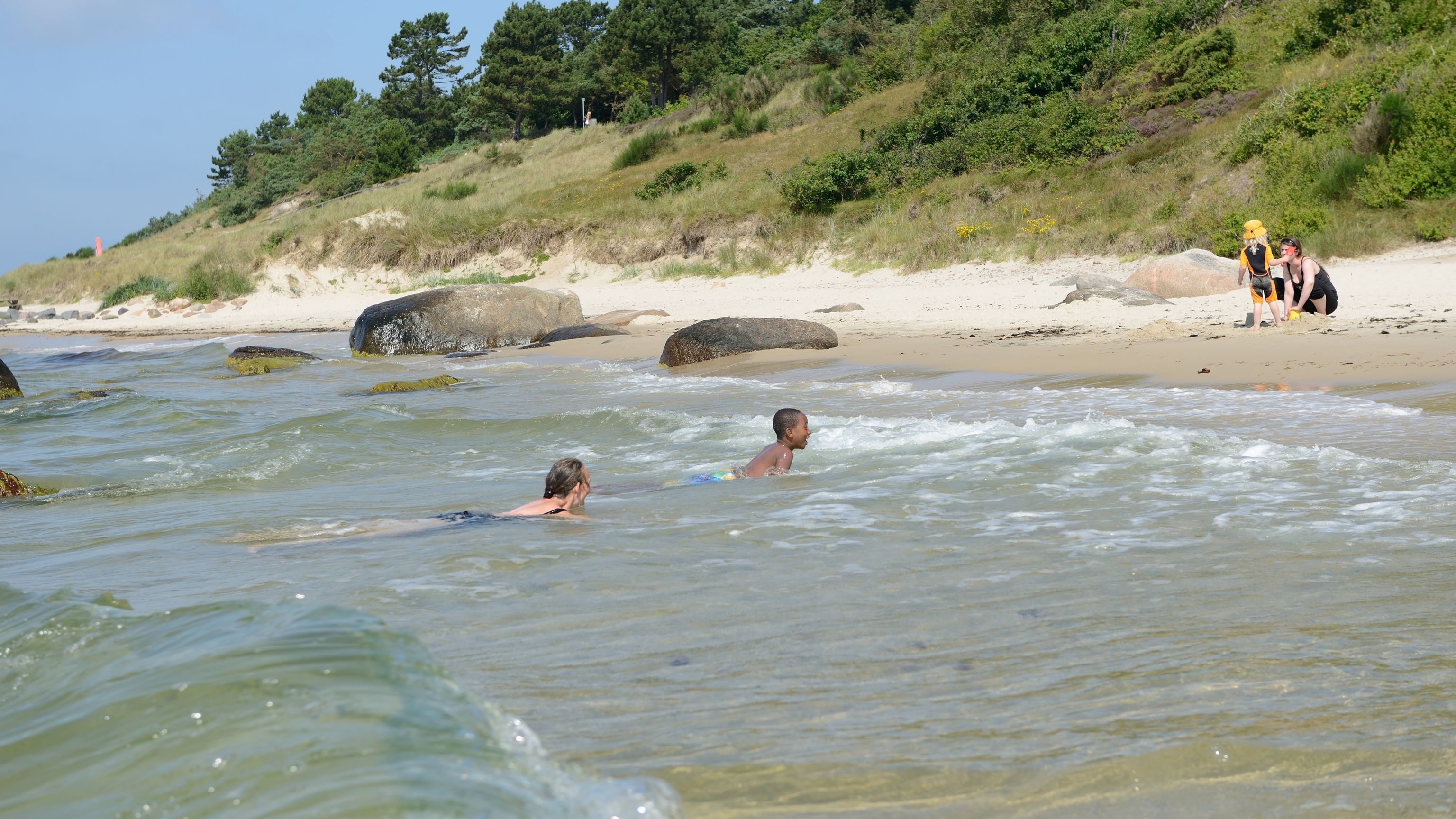 Badende gæster på Galløkken strand
