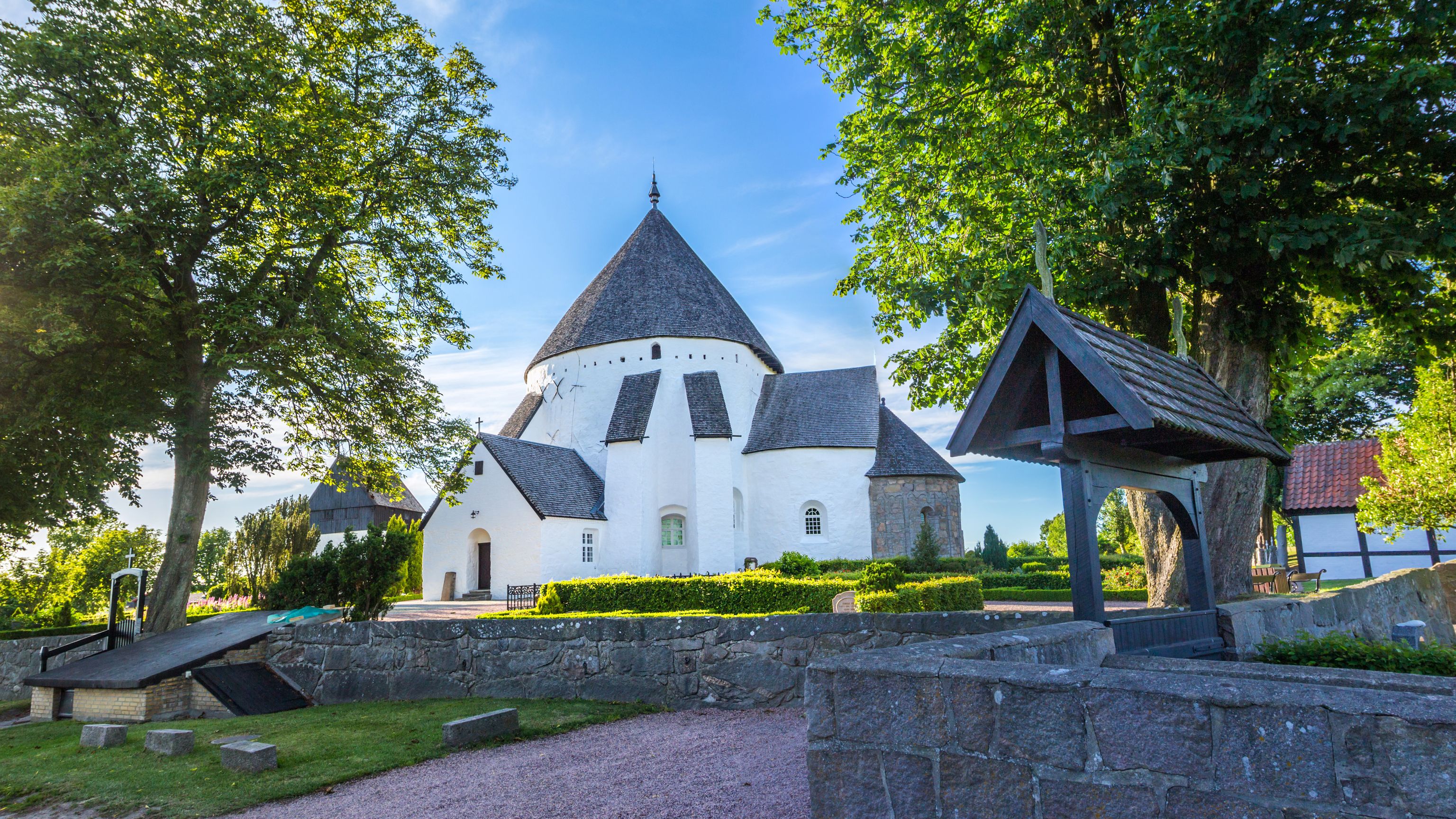 Østerlars Kirke på regionalrute 25