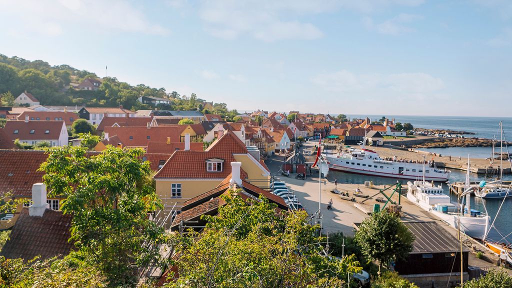 Baghuset i Gudhjem er at finde midt i Gudhjem havneby