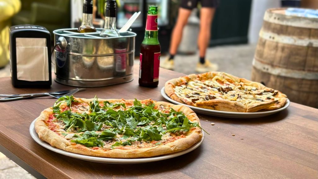 To pizzaer på bordet
