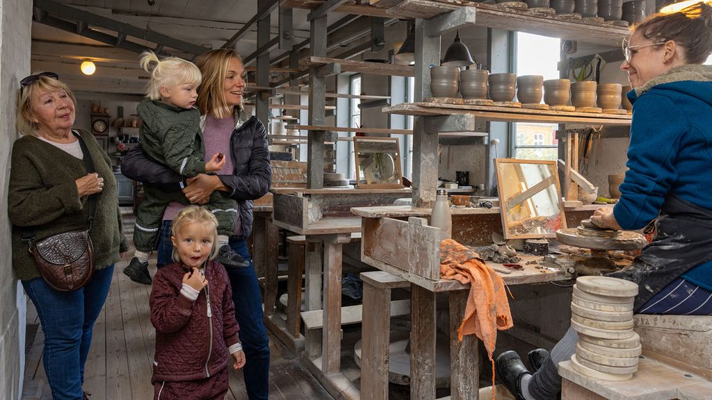 Du kommer gennem værksteder, hvor du fornemmer, hvordan historien har foldet sig ud gennem flere generationer