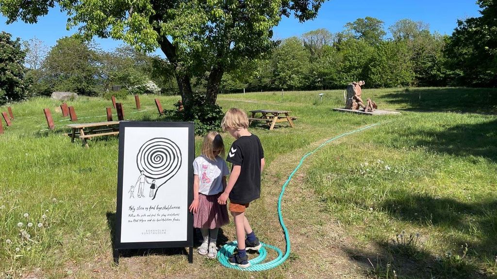Følg stien og find legeskulpturerne
