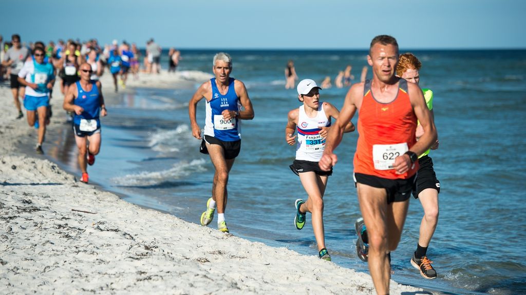 Løbere på stranden