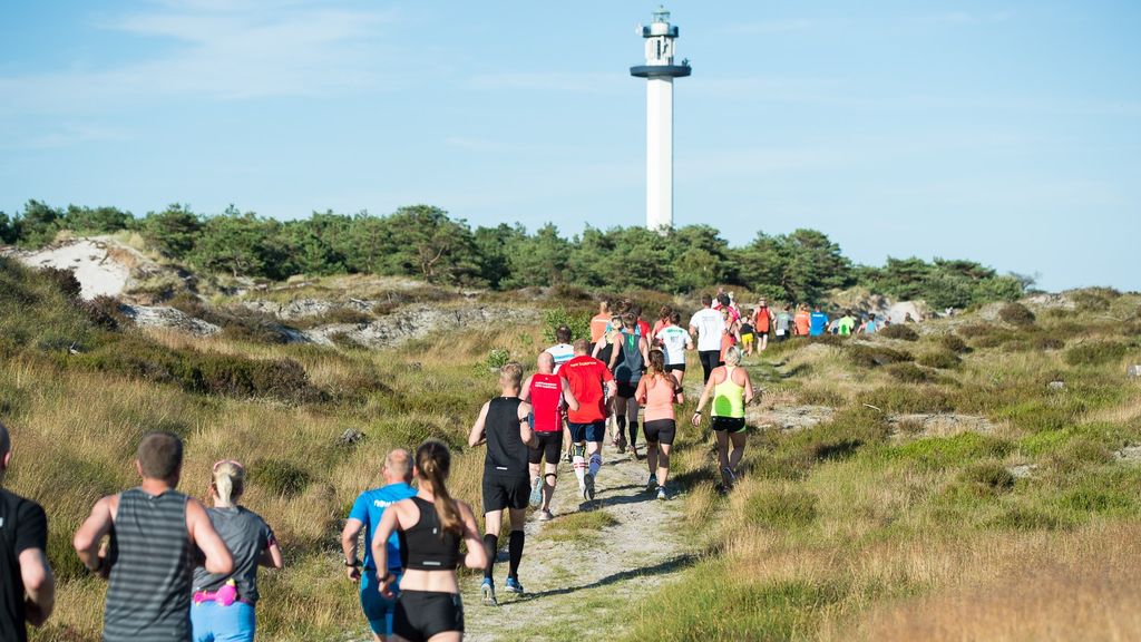 Løbere ved Dueodde fyr på en af Etape Bornholms etaper