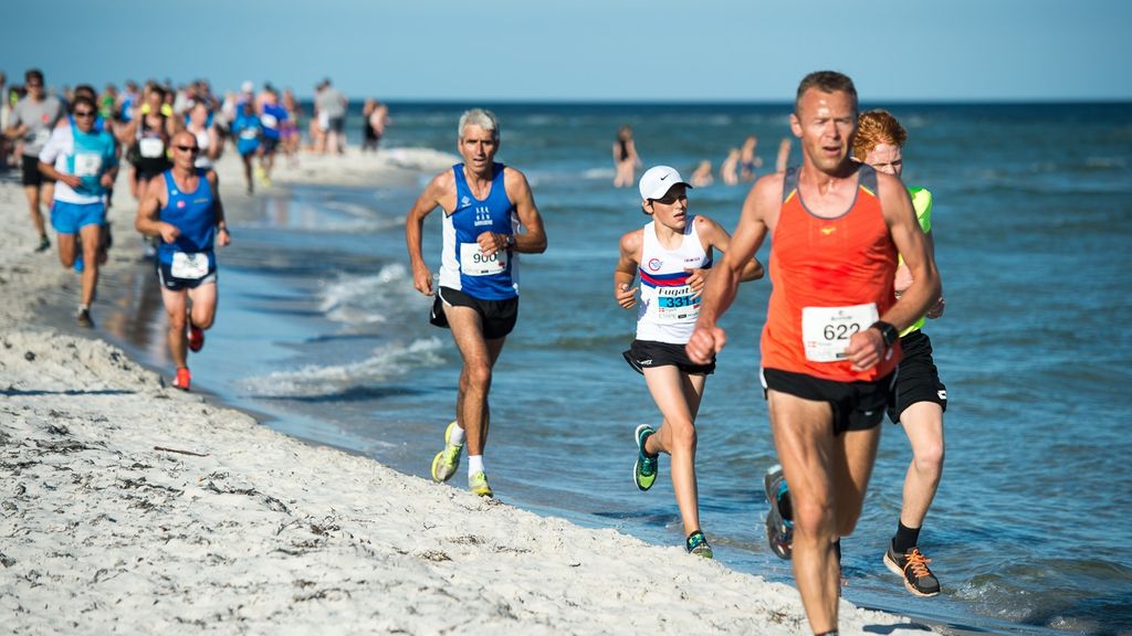Løbere på stranden