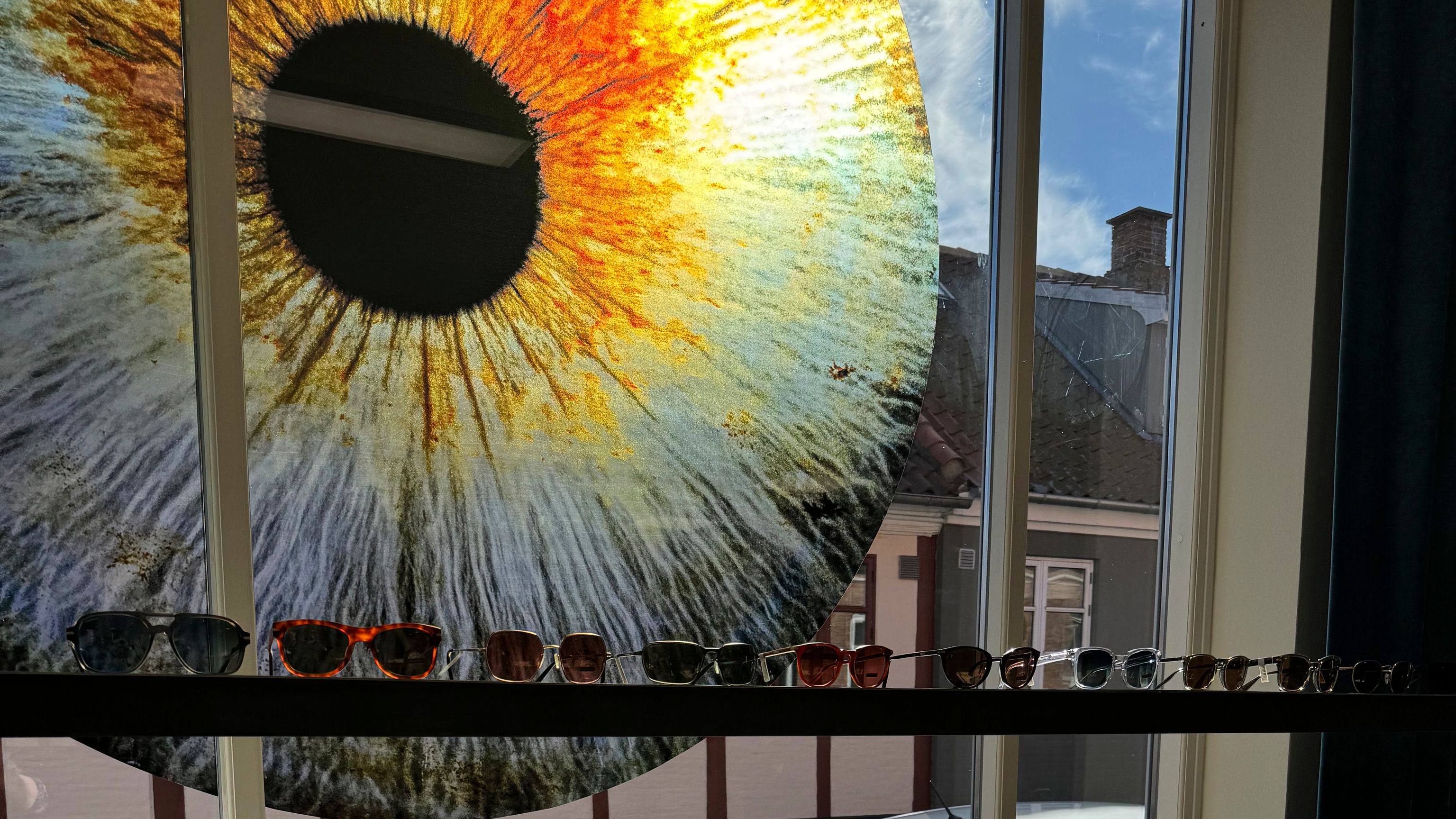 Solbriller i vinduet