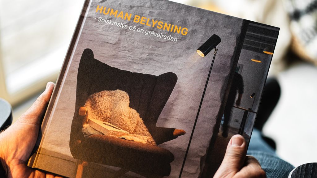Human Belysning, Bog