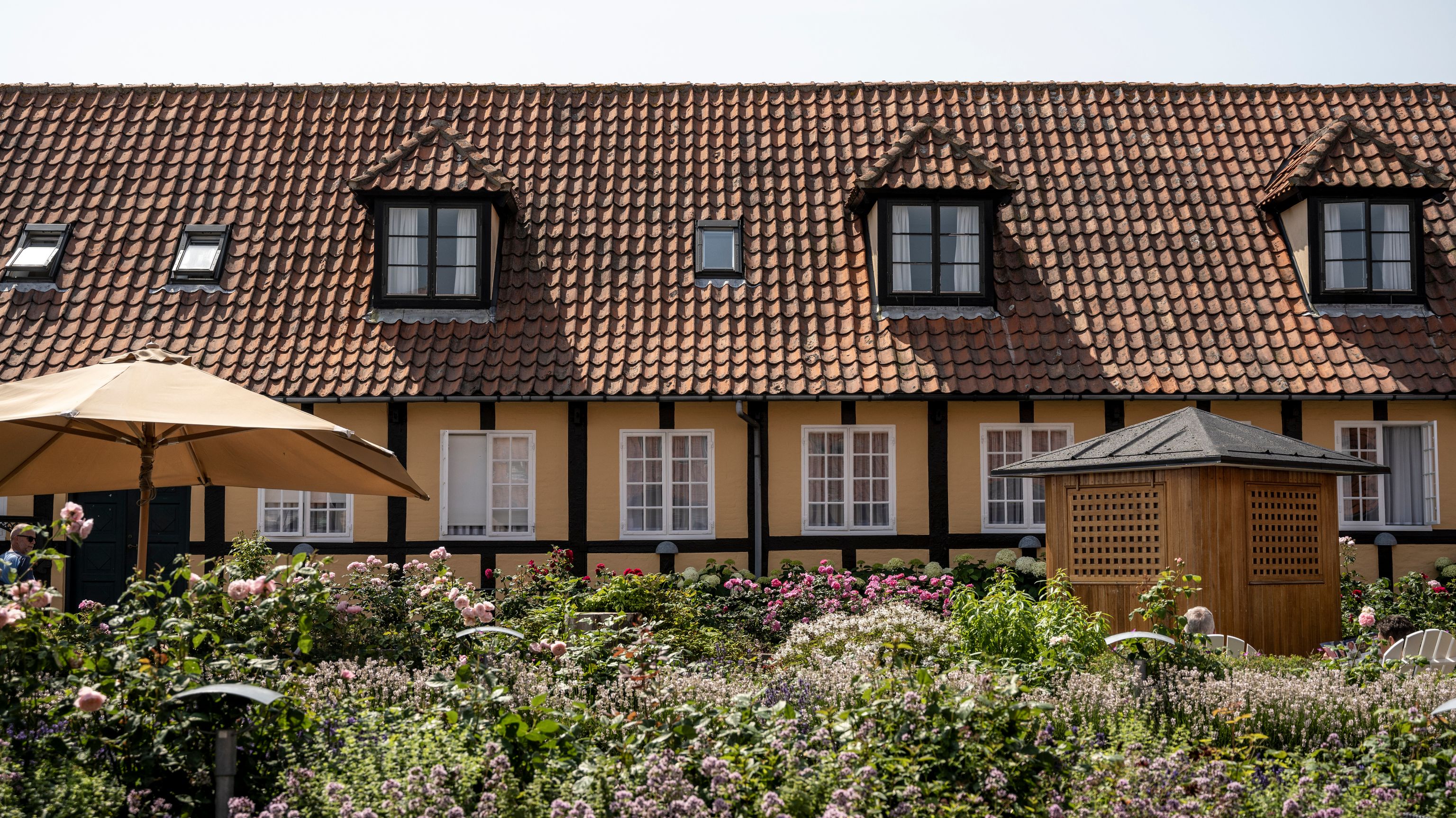 Blomstrende gårdhave