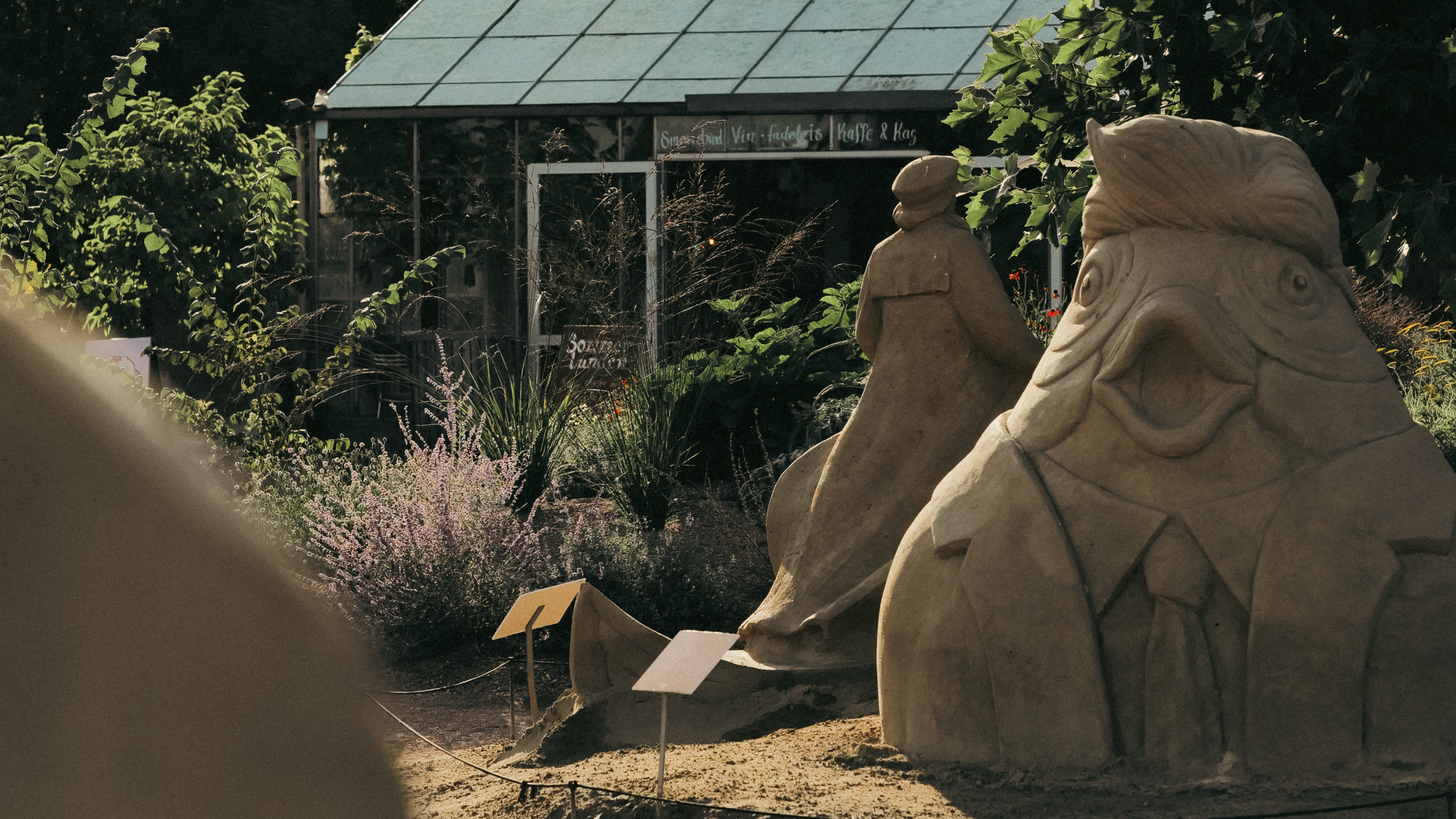 Sandskulpturen im Garten