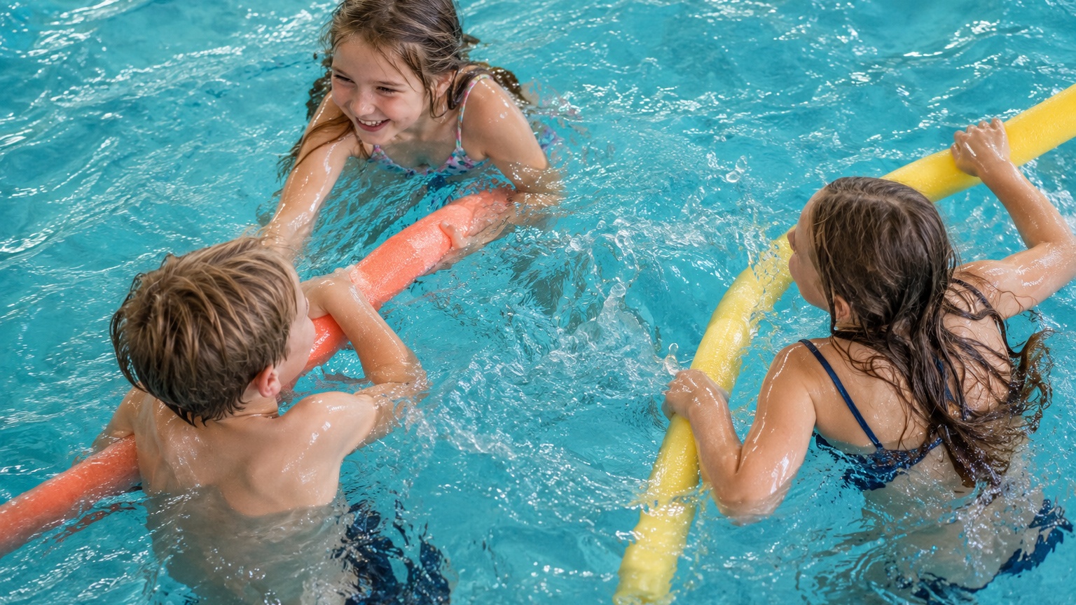 Kinder spielen im Pool