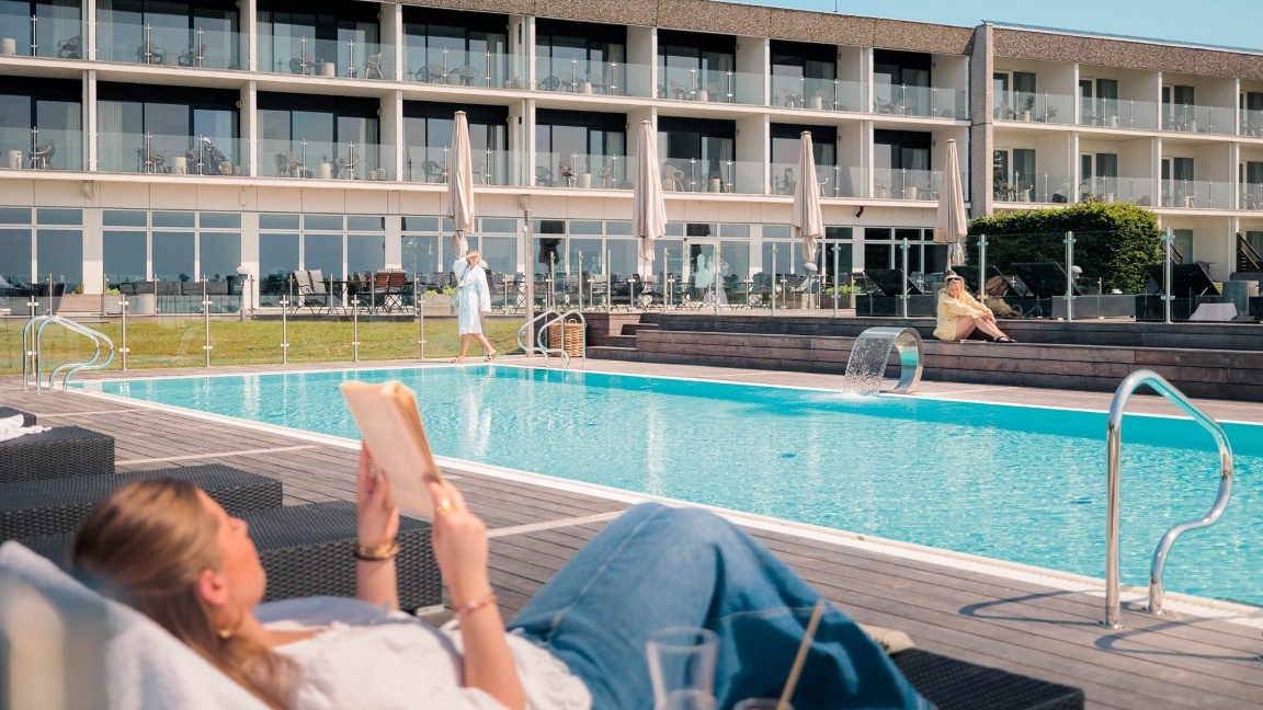 Afslapning ved poolen