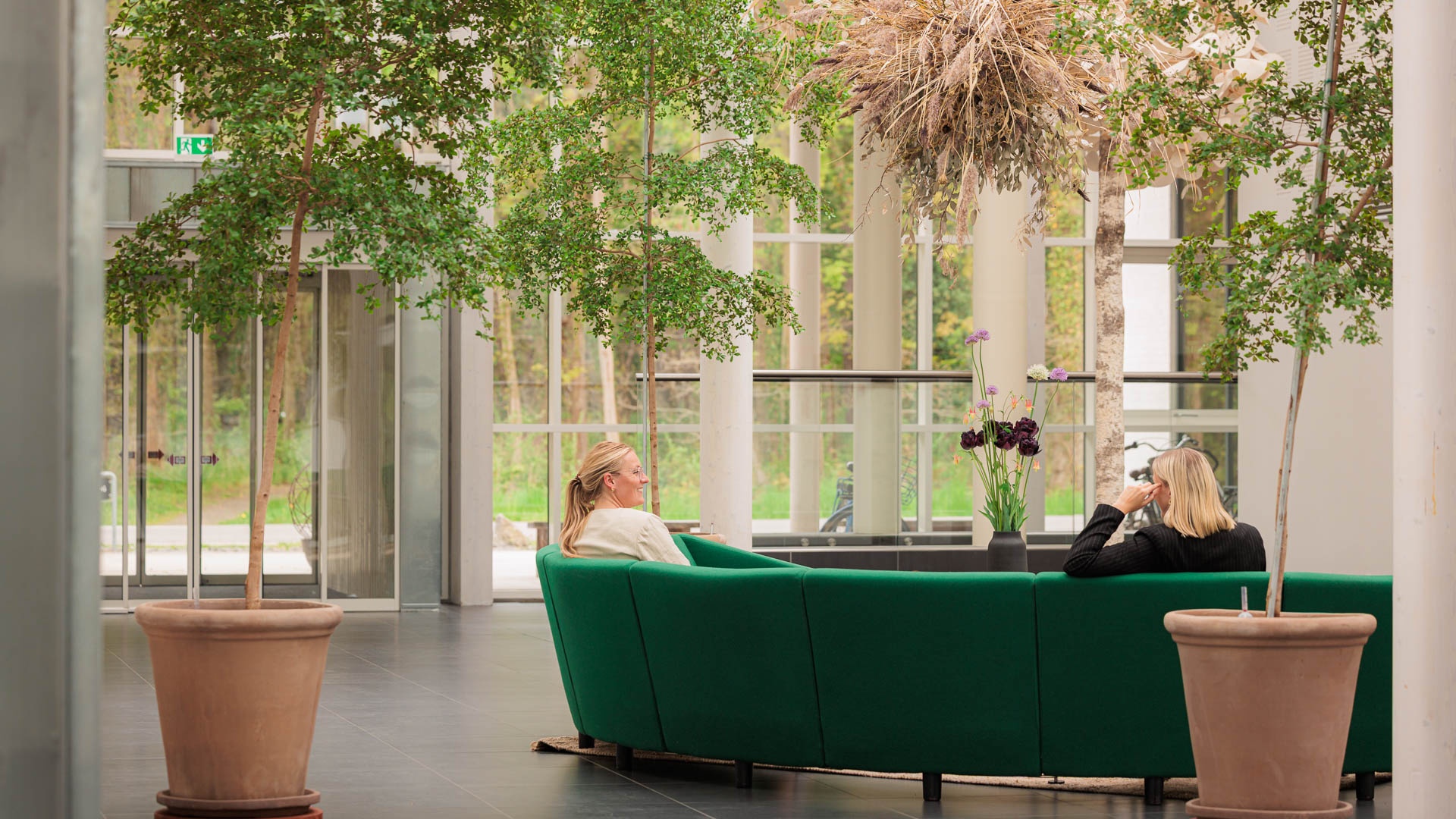 Lounge med grøn sofa