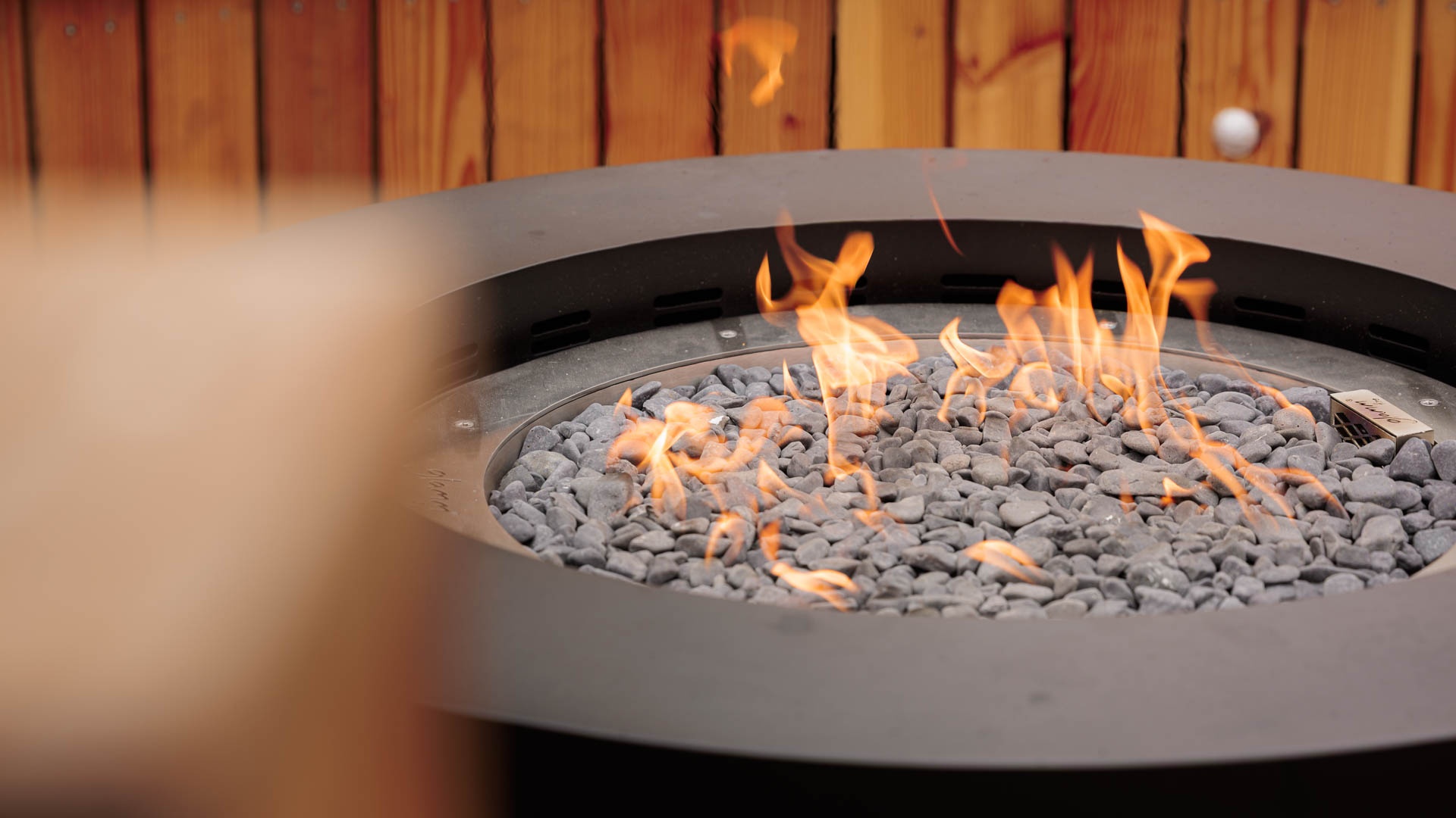 Flammer i rundt ildsted
