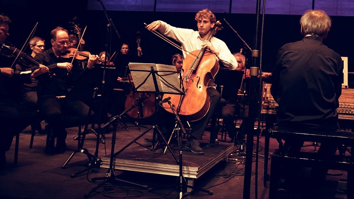Cellist med orkester
