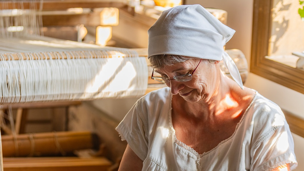Vi byder også indenfor i stuehuset, hvor der runkes sennep og bages brød