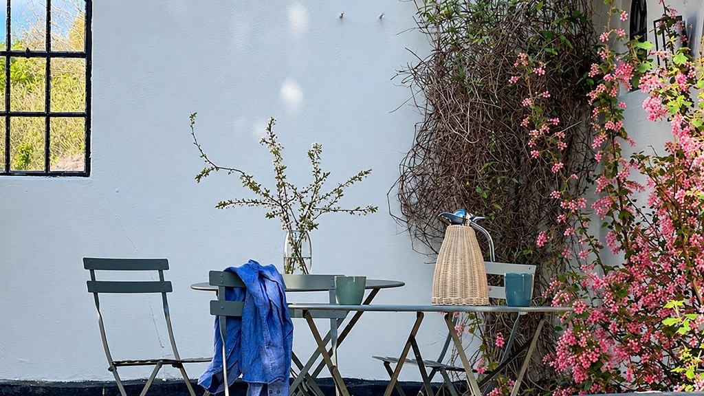 Havebord og blomster