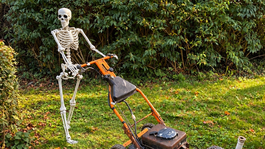 Skelet med plæneklipper